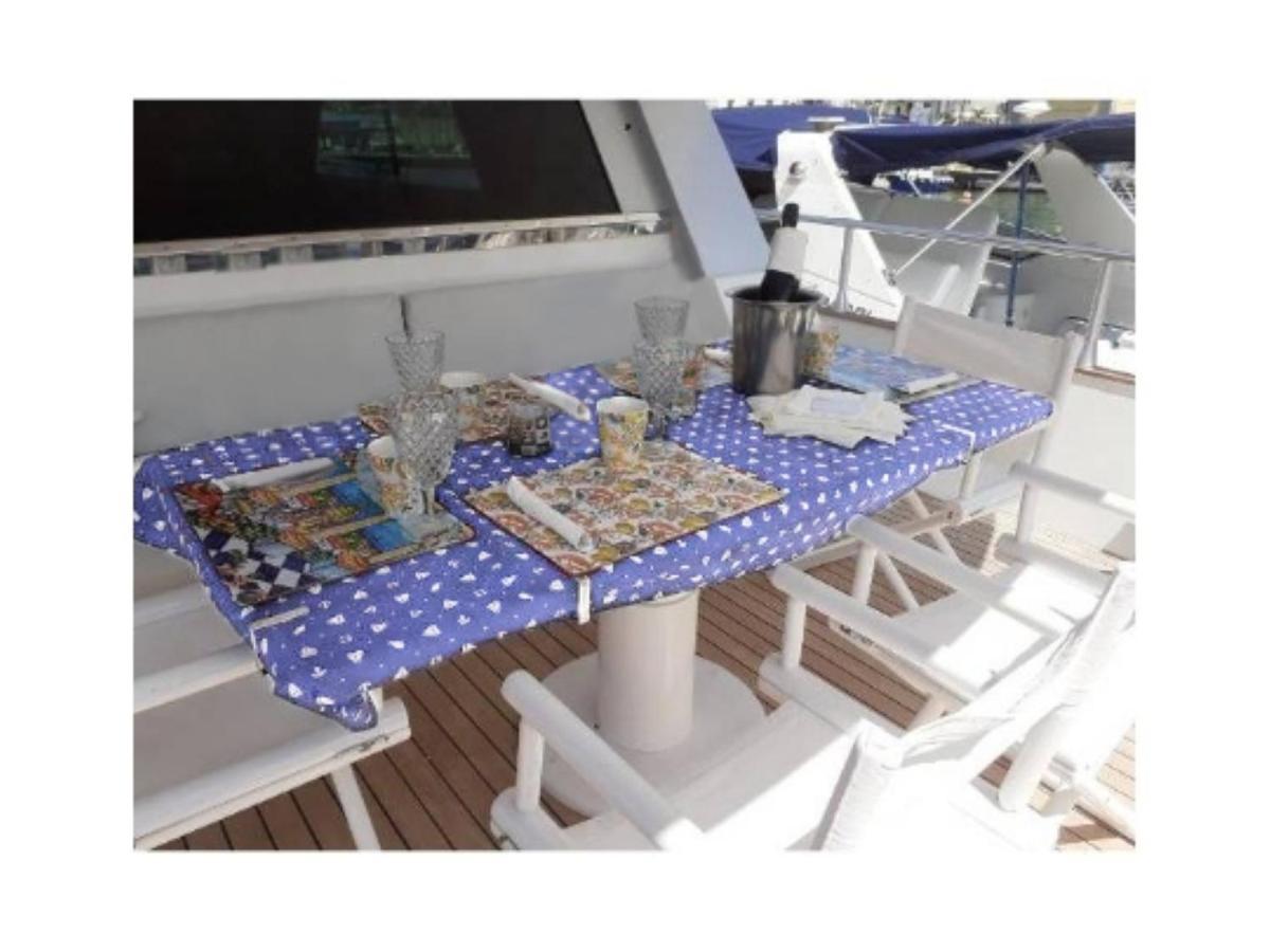 Hotel Boat & Breakfast Lucretia, Luxury Yacht Àrbatax Exterior foto